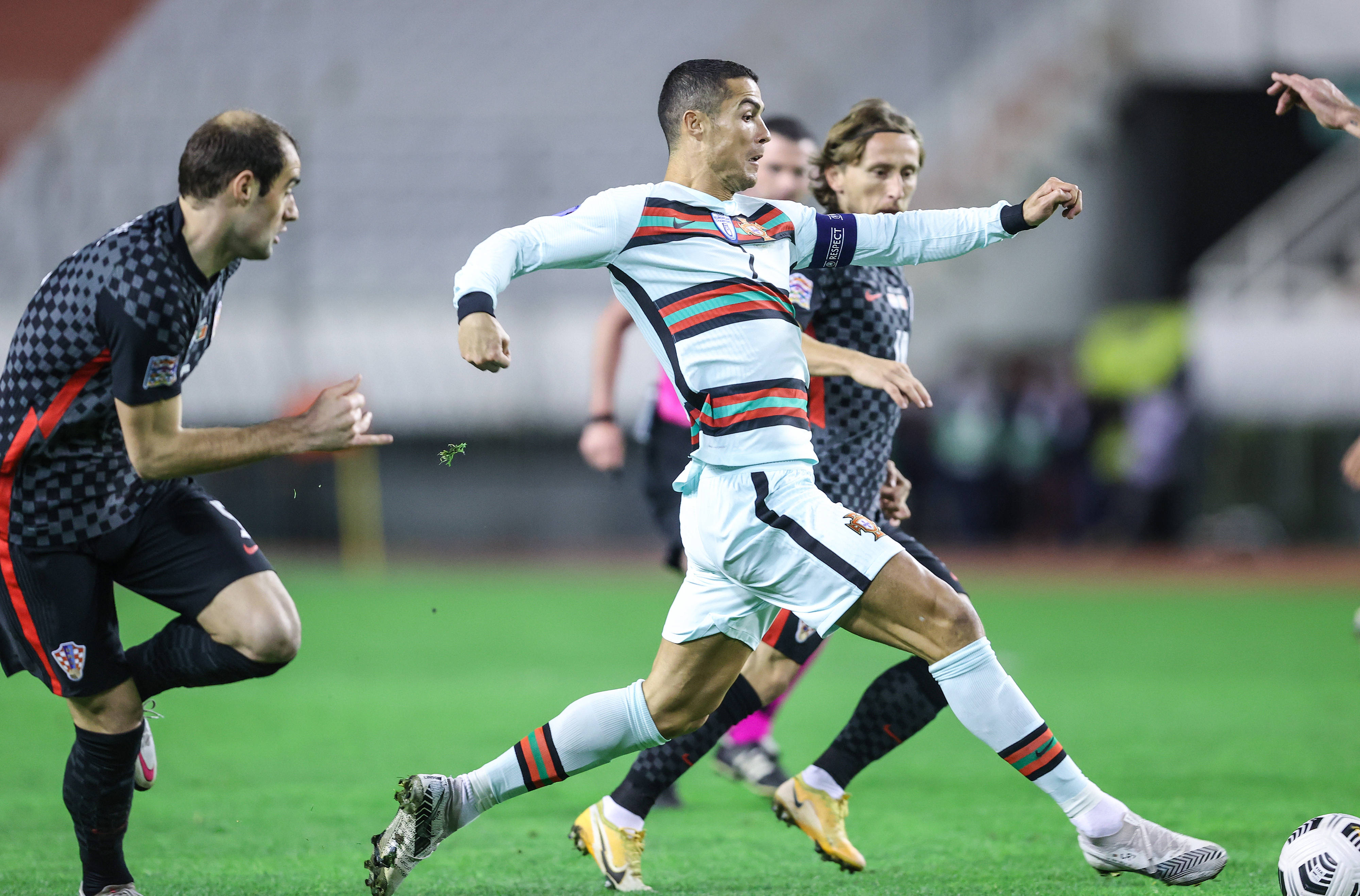 韩国队轻取葡萄牙队,奥恰洛夫统治全场 韩国队轻取葡萄牙队,奥恰洛夫统治全场