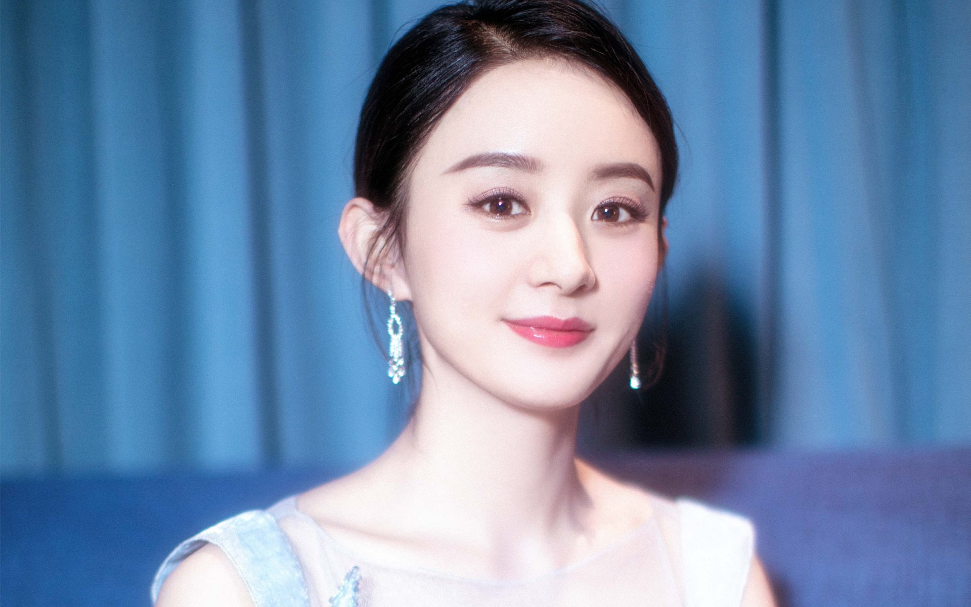 窗口与赛场,梅西的午后与丹麦的午夜